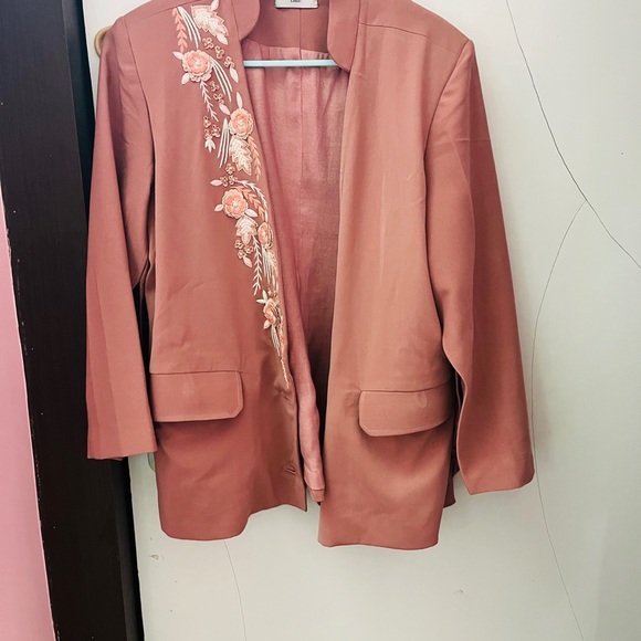 Mauve pink blazer with embroidery and cape sleeves ! - Picture 10 of 11